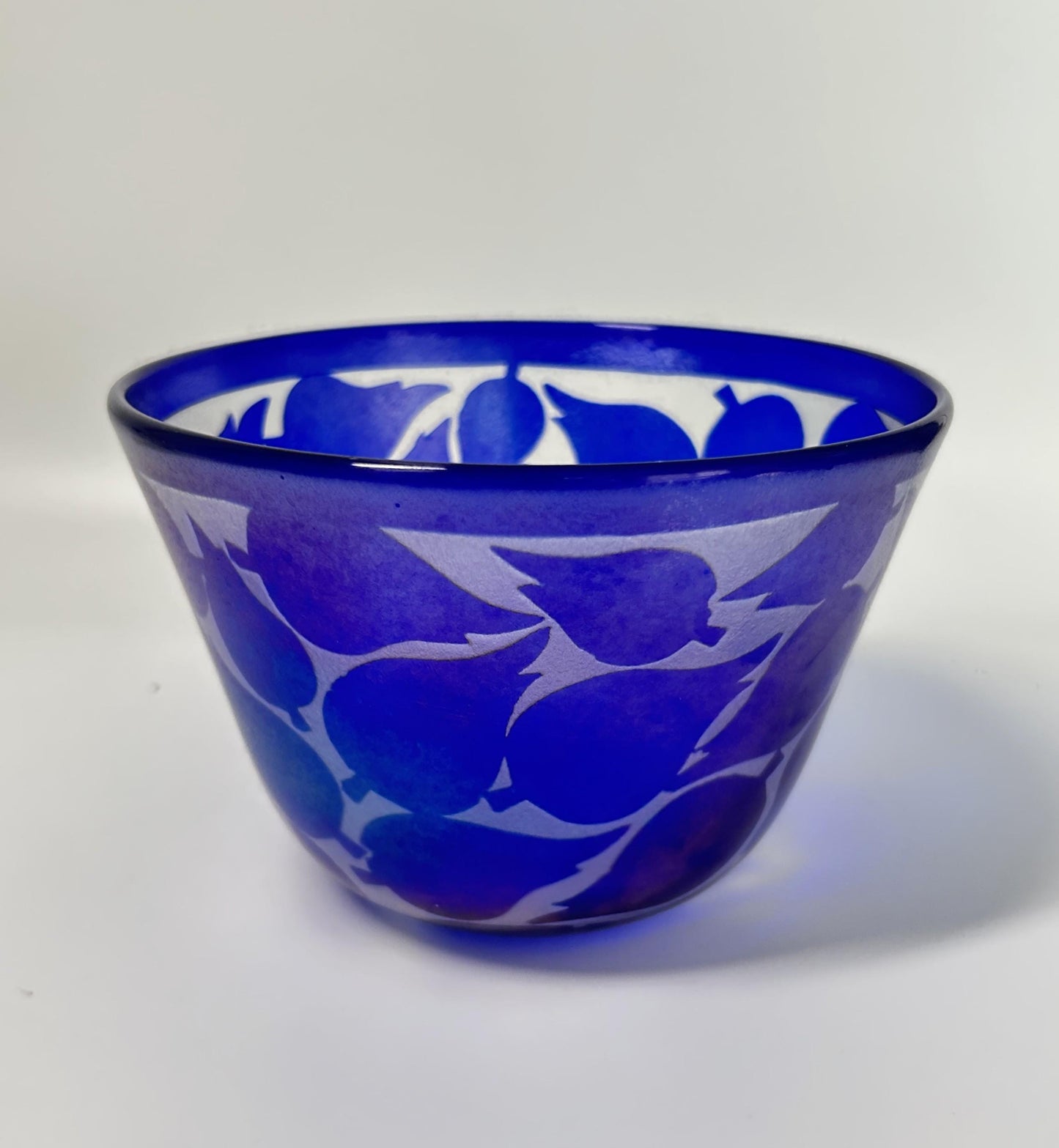 Kosta Boda Bertil Vallien Art Glass Bowl – Cobalt Blue Leaf Motif 57446