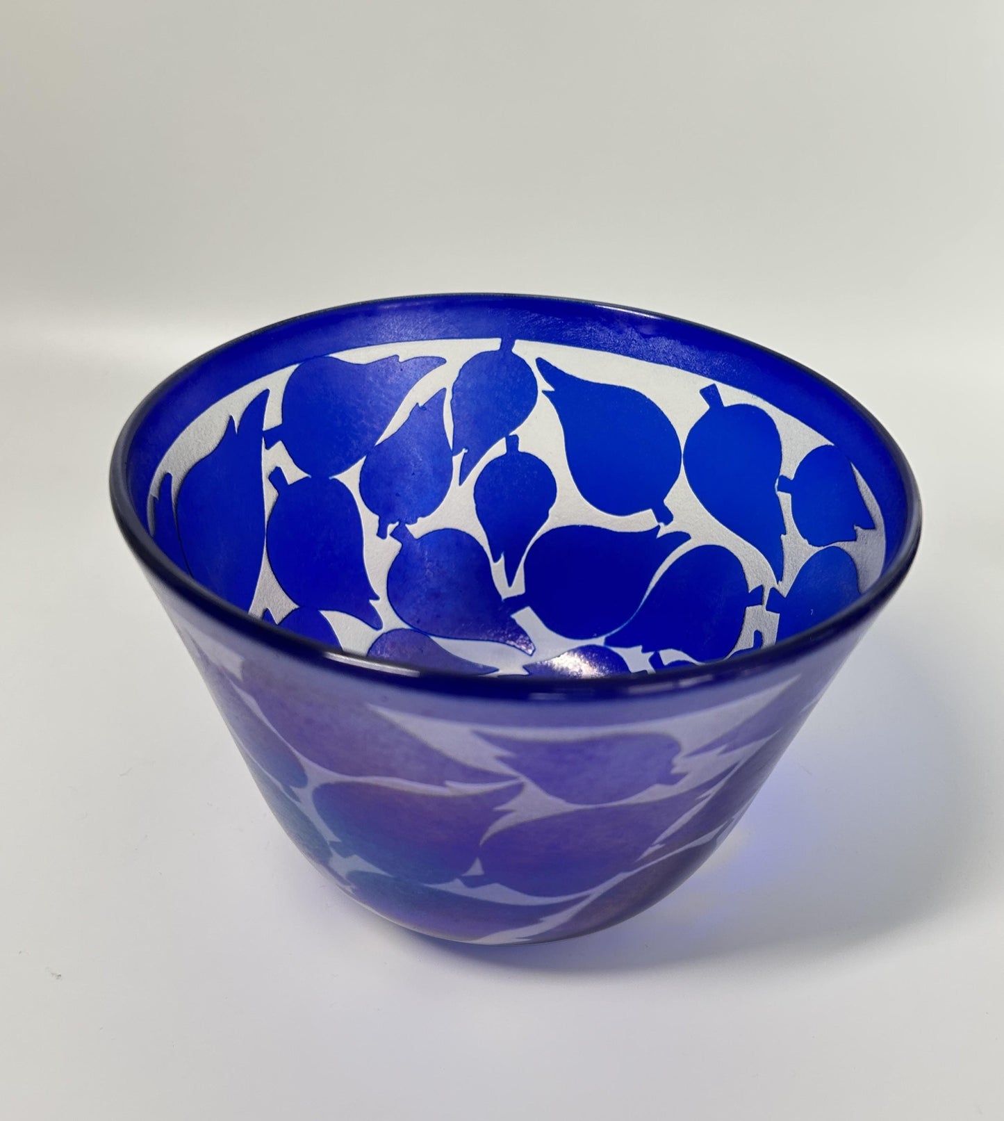 Kosta Boda Bertil Vallien Art Glass Bowl – Cobalt Blue Leaf Motif 57446