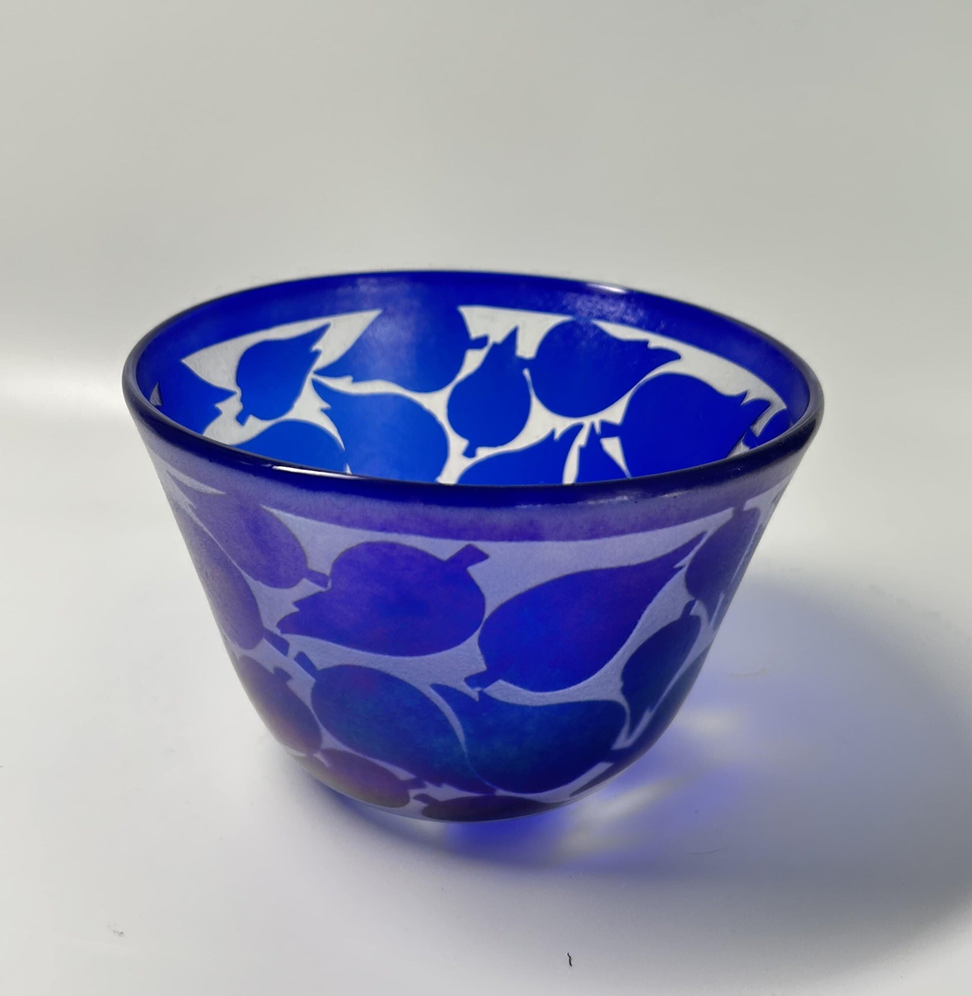 Kosta Boda Bertil Vallien Art Glass Bowl – Cobalt Blue Leaf Motif 57446