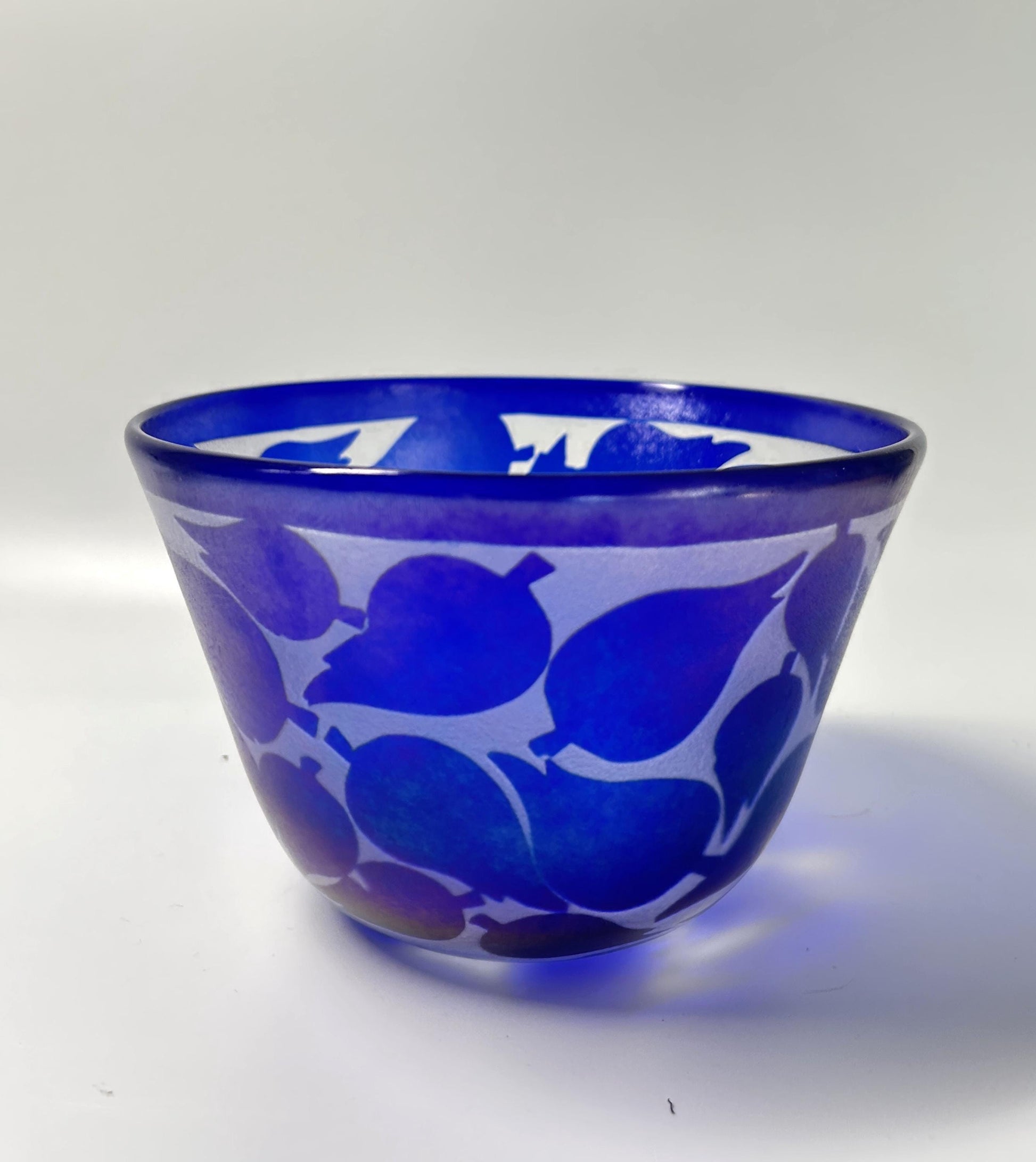 Kosta Boda Bertil Vallien Art Glass Bowl – Cobalt Blue Leaf Motif 57446