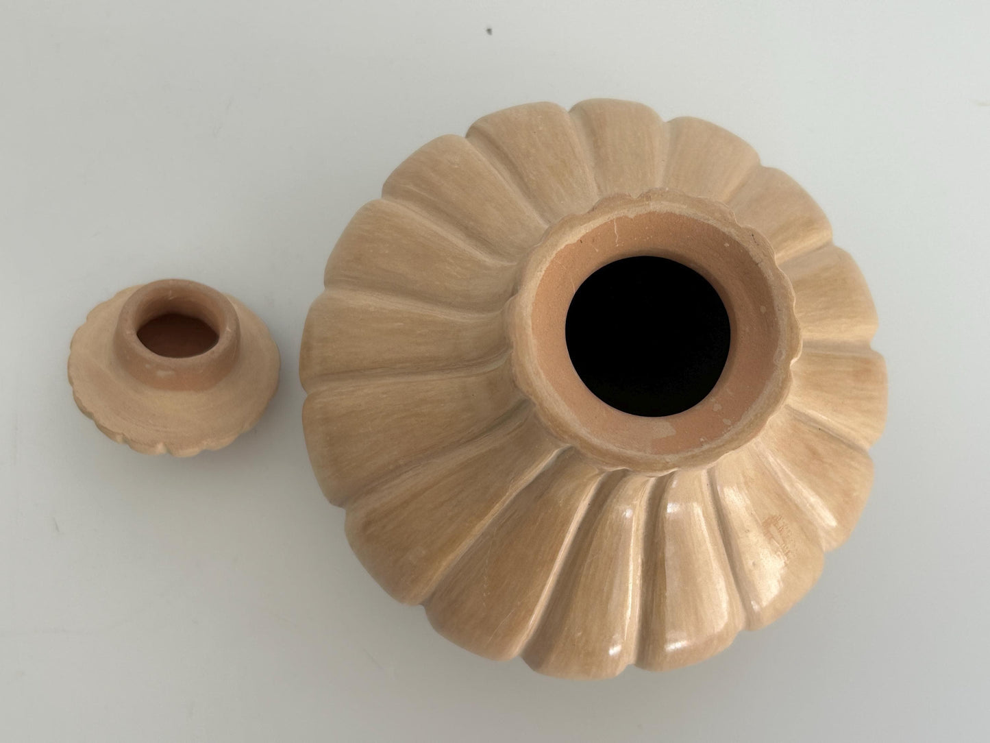 Handmade Garlic Bulb Pottery Jar – Ribbed Ceramic Lidded Vessel, Signed Artisan Tanware