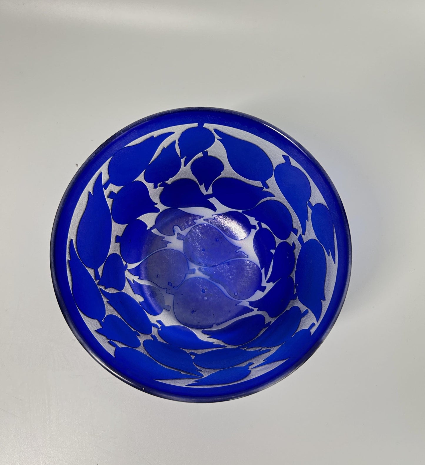 Kosta Boda Bertil Vallien Art Glass Bowl – Cobalt Blue Leaf Motif 57446